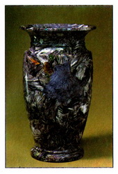 ваза из чароита