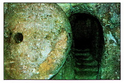 каменный затвор входного тоннеля в подземный город